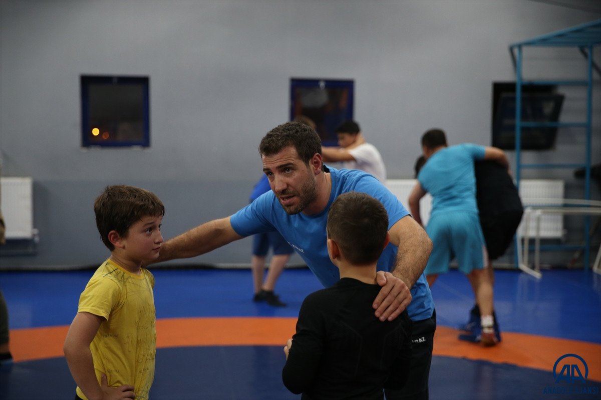 Sakaryalı şampiyon güreşçi, yetenikli öğrencileri spora kazandırıyor