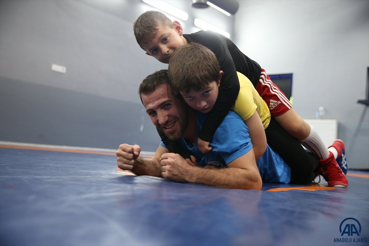 Sakaryalı şampiyon güreşçi, yetenikli öğrencileri spora kazandırıyor