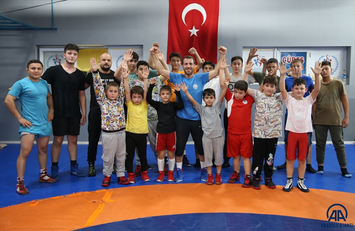 Sakaryalı şampiyon güreşçi, yetenikli öğrencileri spora kazandırıyor
