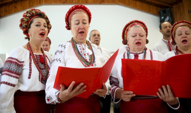 Antalya'da Ukraynalı ve Ruslardan oluşan koro, İzmir Marşı'nı okudu
