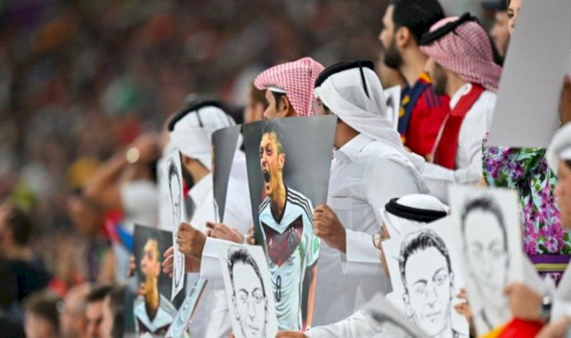 İspanya - Almanya maçın Katarlı taraftarlar Mesut Özil posterleri açtı