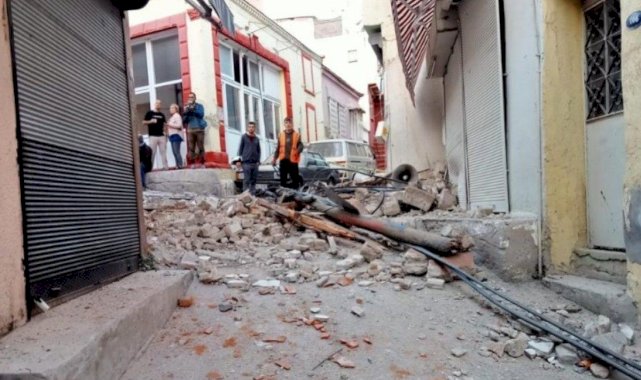 İzmir'deki depremde balkondan atlayan genç hastanede