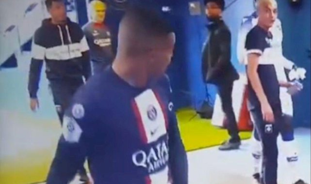 Kylian Mbappe, rakip futbolcuya cinsel organını gösterdi