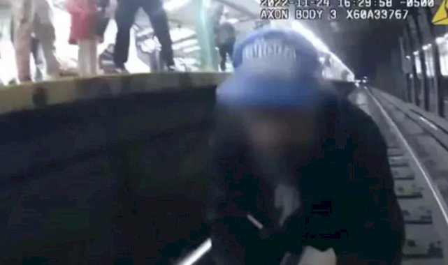 New York metrosunda raylara düşen yolcu son anda kurtarıldı