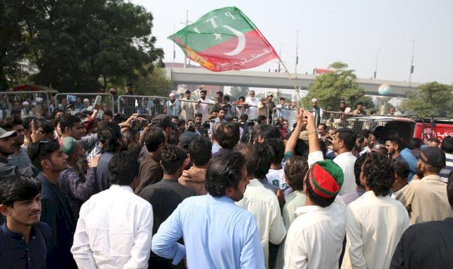 Pakistan'da İmran Han destekçileri, gösteri kararı aldı