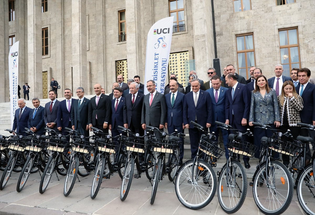TBMM'de bisikletli günler: Bakan Kasapoğlu ve milletvekilleri tur attı