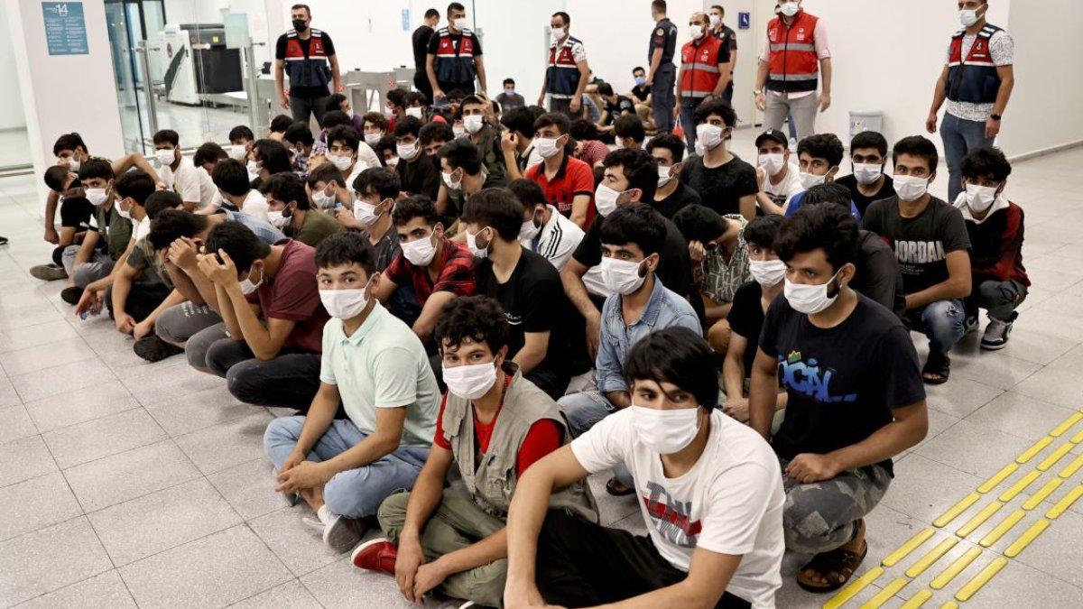 Türkiye, 101 bin 574 düzensiz göçmeni sınır dışı etti