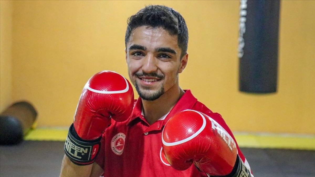 Vanlı Bedirhan, antrenmanlarını izleyerek başladığı kick boksta Avrupa şampiyonu oldu