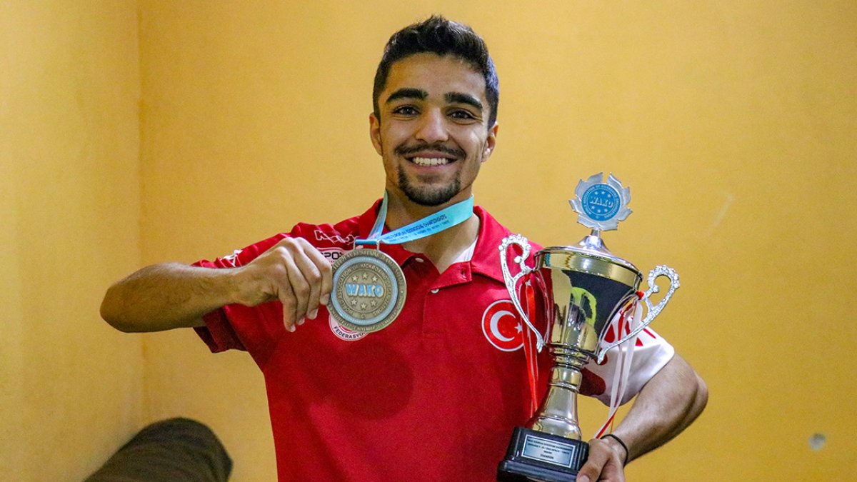 Vanlı Bedirhan, antrenmanlarını izleyerek başladığı kick boksta Avrupa şampiyonu oldu