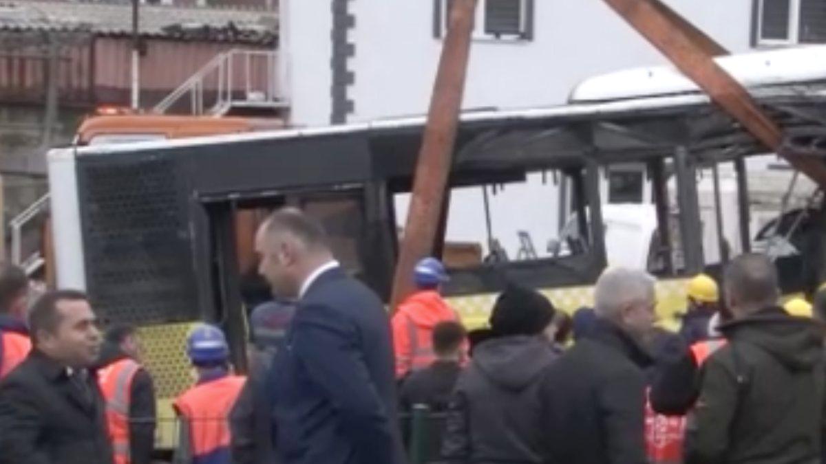 Alibeyköy&#039;de kaza geçiren araçlar olay yerinden kaldırıldı