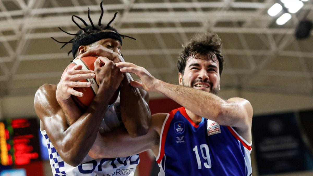 Anadolu Efes, Büyükçekmece Basketbol&#039;a mağlup oldu