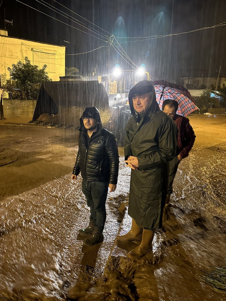 Antalya'da Kumluca ve Finike sele teslim! Okullar tatil edildi