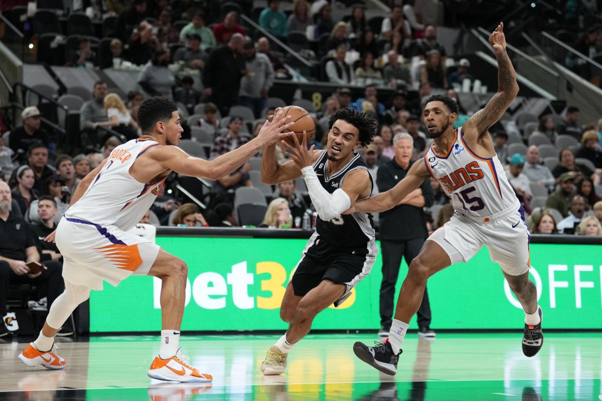 Anthony Davis 55 sayı ile oynadı, Lakers seriyi sürdürdü