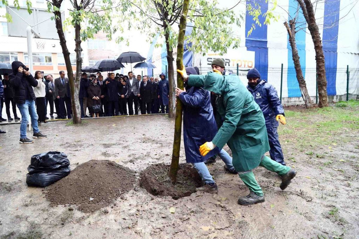 Beyoğlu'ndaki saldırıda hayatını kaybeden Yağmur için fidan dikildi