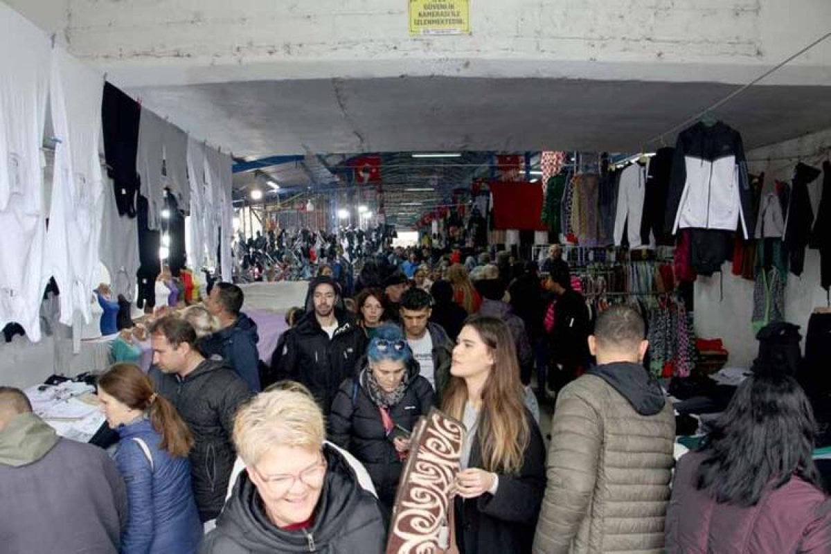 Bulgarlar yılbaşı alışverişi için Edirne'yi doldurdu