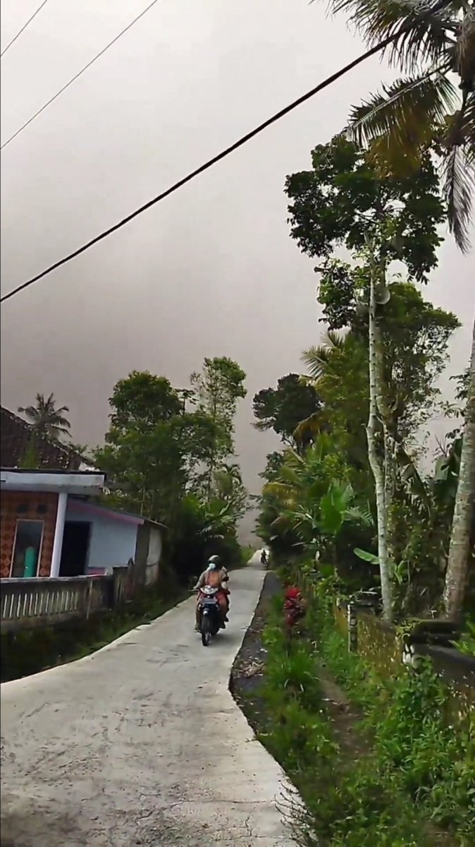 Endonezya'da Semeru Yanardağı lav püskürttü