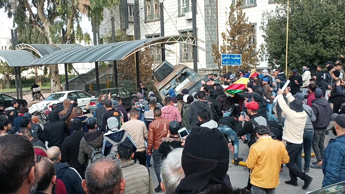 Esad'ın askerleri, protestocuların üzerine ateş açtı