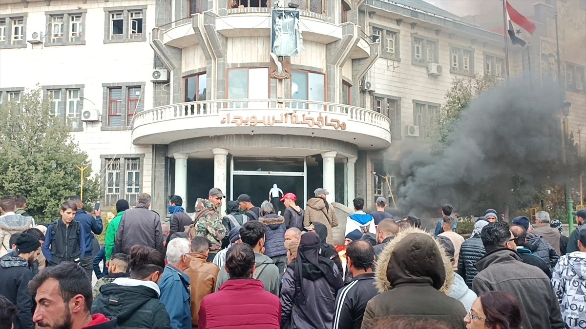 Esad'ın askerleri, protestocuların üzerine ateş açtı
