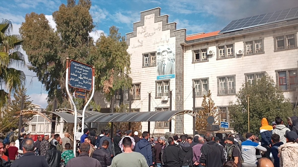 Esad'ın askerleri, protestocuların üzerine ateş açtı