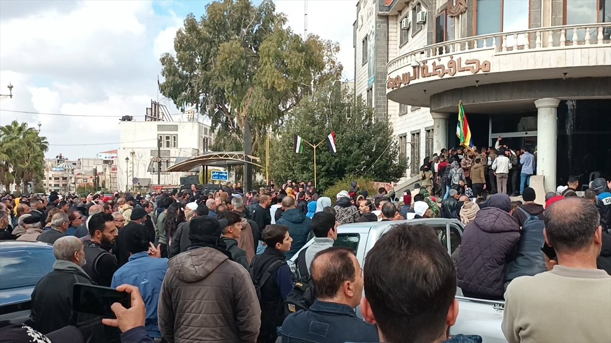 Esad'ın askerleri, protestocuların üzerine ateş açtı