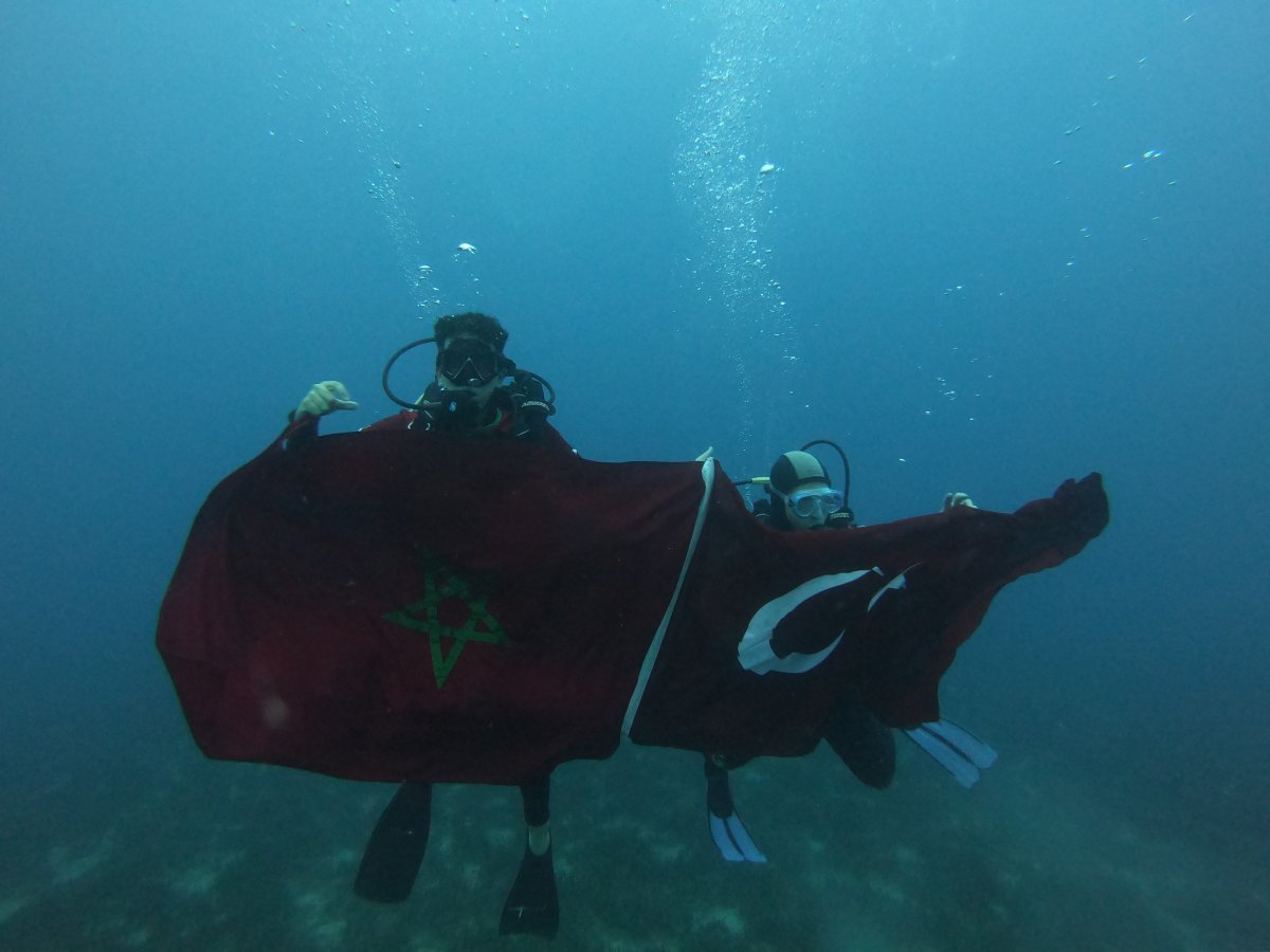 Faslı öğrenci su altında tur kutladı