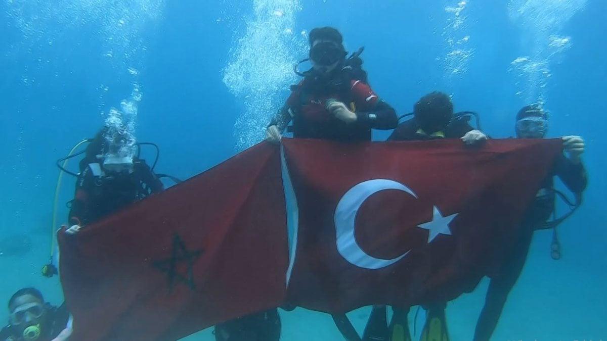 Faslı öğrenci su altında tur kutladı