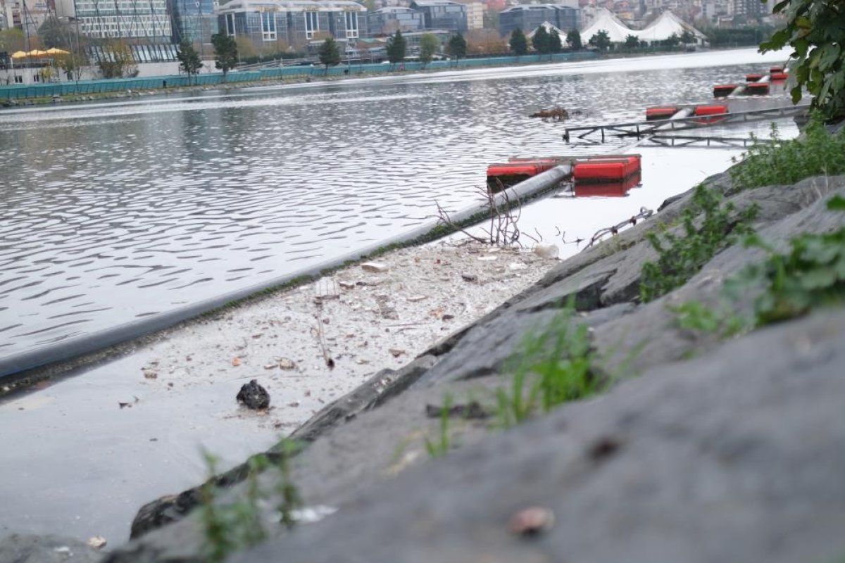 Haliç'te suyun rengi yeniden kahverengiye döndü