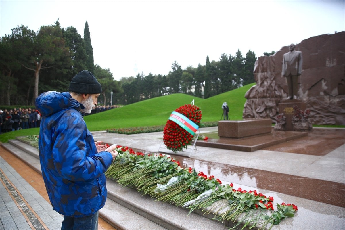 Haydar Aliyev, kabri başında anıldı