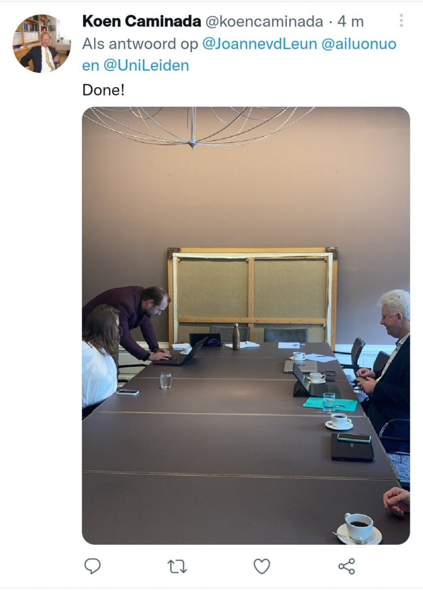 Hollanda’da tartışılan tablo: Bir indirip, bir asıyorlar