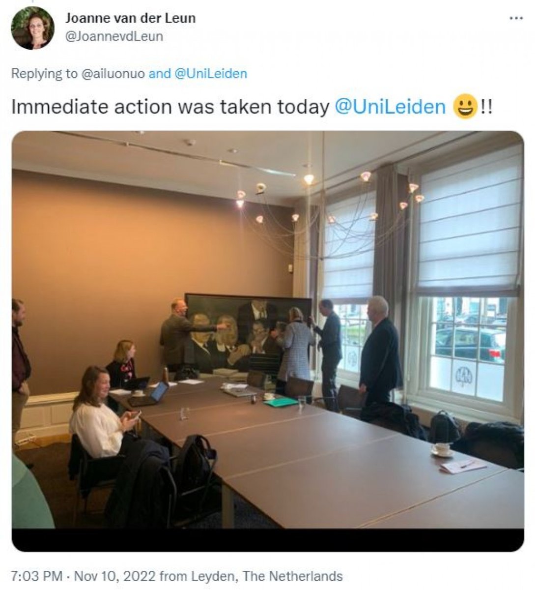 Hollanda’da tartışılan tablo: Bir indirip, bir asıyorlar