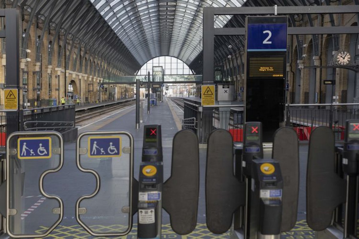 İngiltere'de grev çağrısı iş kollarına yayılıyor