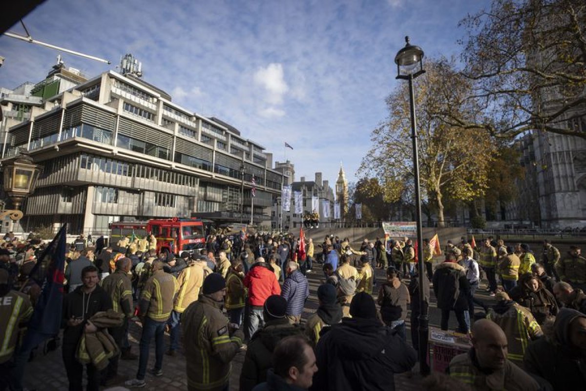 İngiltere'de grev çağrısı iş kollarına yayılıyor