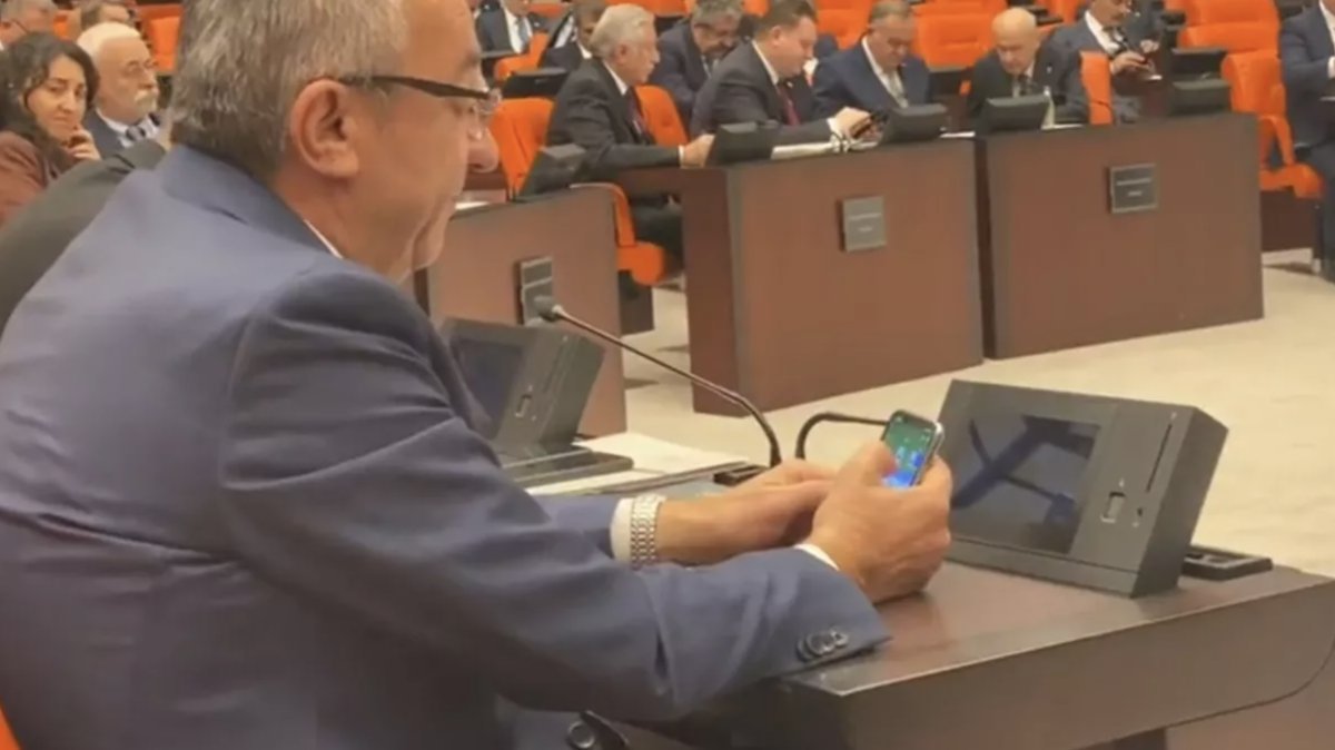 İyi Partili Ahat Andıcan görüşmelerde ayaklarını uzatarak oturdu