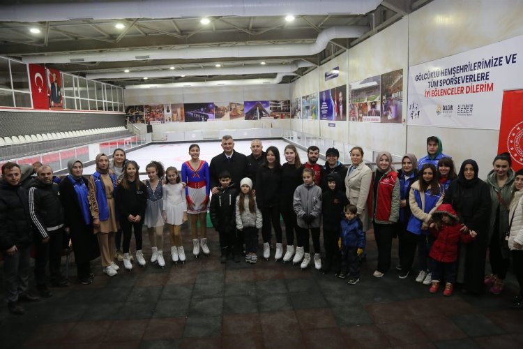 Kocaeli Gölcük'te buz pisti bakım sonrası yeniden hizmette