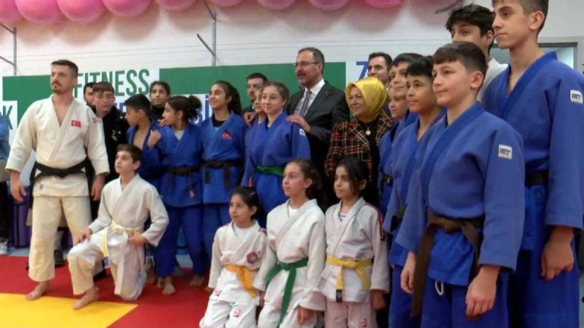 Mehmet Muharrem Kasapoğlu: Gençlerimiz her şeyin en iyisine layıktır