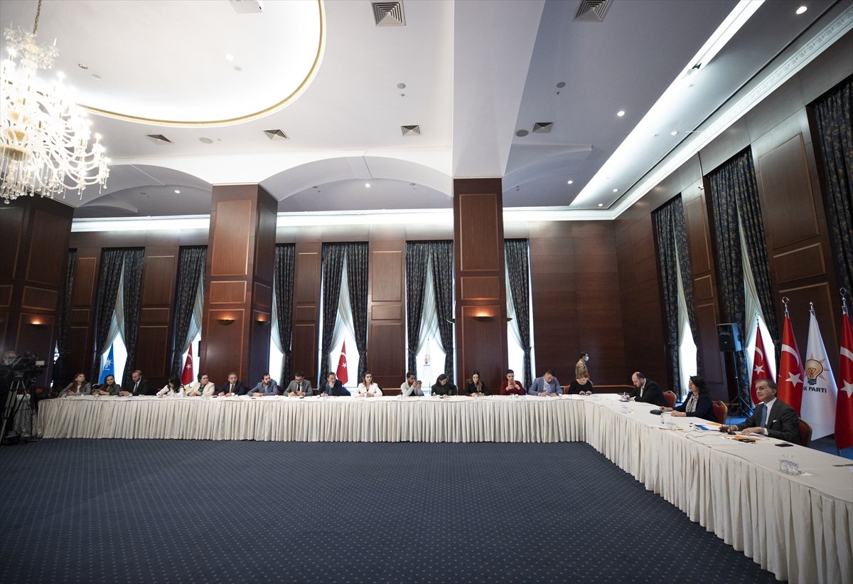 Ömer Çelik: Tanklar kime yol veriyorsa diktatör odur