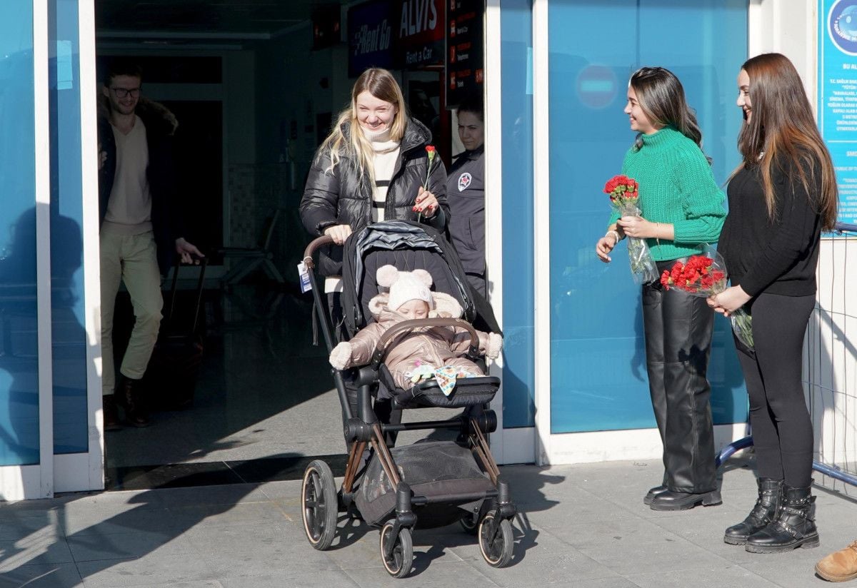 Polonya ve Rusya'dan Erciyes'e uçuşlar başladı, turistler karanfille karşılandı