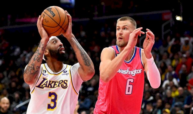 Anthony Davis 55 sayı ile oynadı, Lakers seriyi sürdürdü