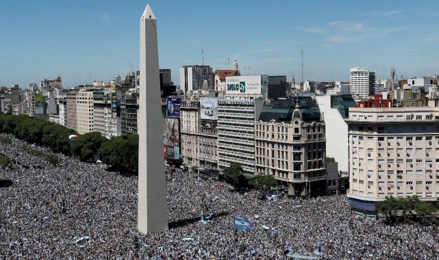 Arjantin'de milyonlar, Dünya Kupası'nı kazanan futbolcuları karşıladı