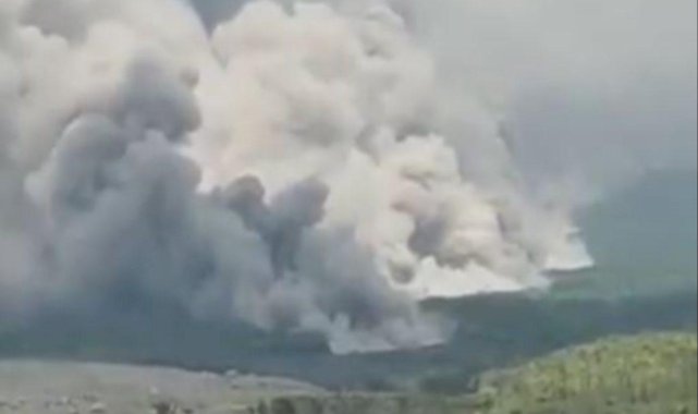 Endonezya'da Semeru Yanardağı lav püskürttü