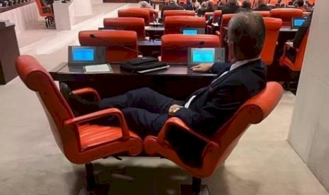 İyi Partili Ahat Andıcan görüşmelerde ayaklarını uzatarak oturdu