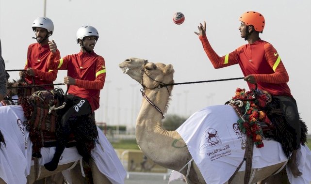 Katar'da develer üzerinde hentbol maçı oynandı