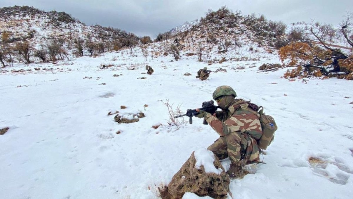 Türk askerinden eksi 25'te vatan nöbeti