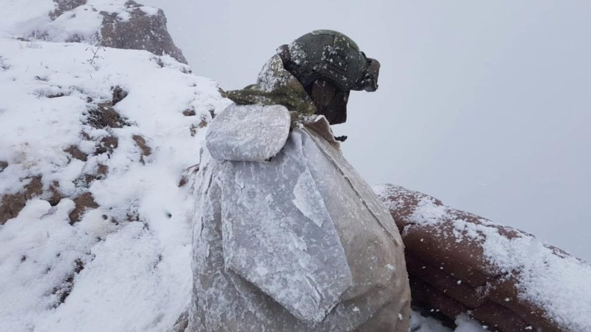 Türk askerinden eksi 25'te vatan nöbeti