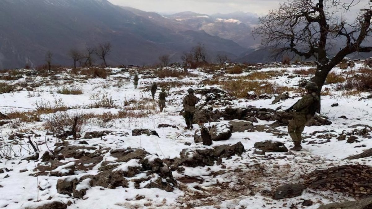 Türk askerinden eksi 25'te vatan nöbeti