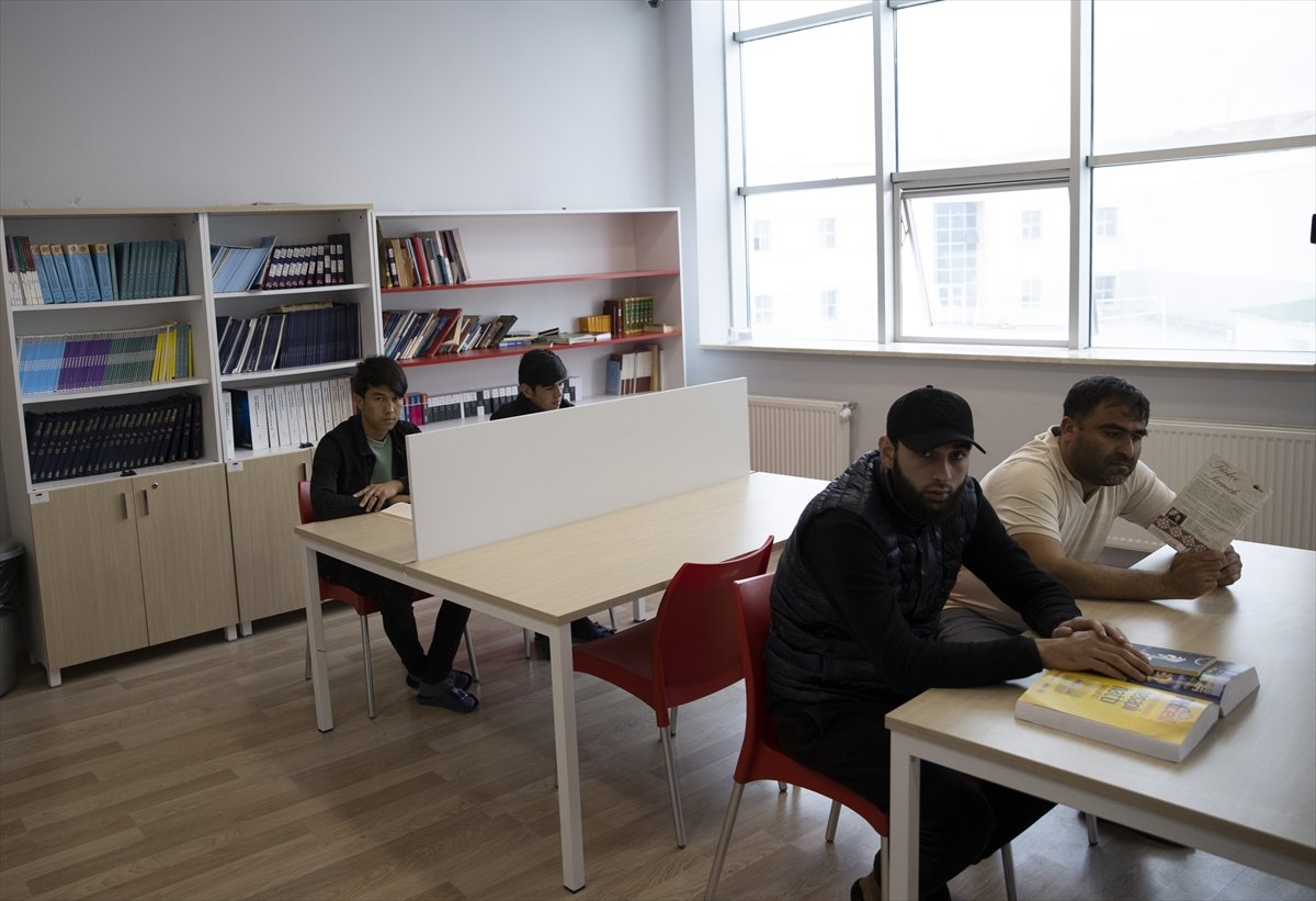 Türkiye, 2022'de yaklaşık 110 bin göçmeni sınır dışı etti