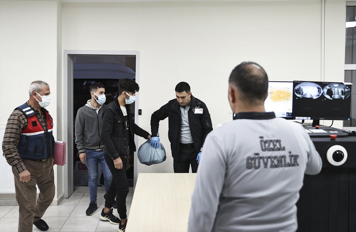 Türkiye, 2022'de yaklaşık 110 bin göçmeni sınır dışı etti