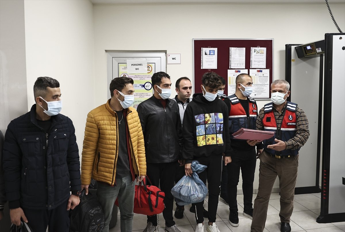 Türkiye, 2022'de yaklaşık 110 bin göçmeni sınır dışı etti