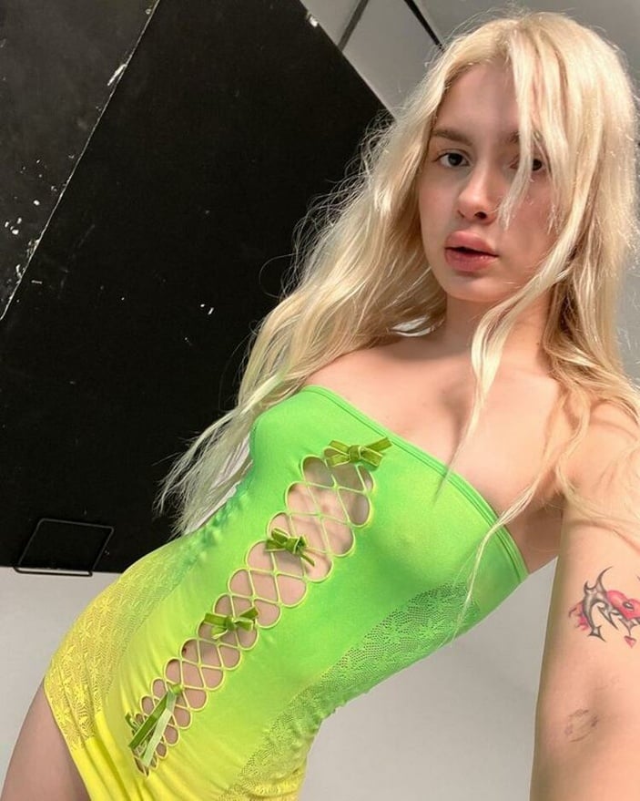 Aleyna Tilki, süper mini etek giydi