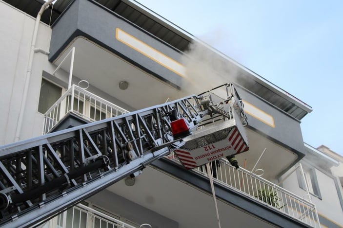 Aydın'da yanan eve kapısı kırılarak müdahale edildi